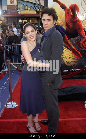 LOS ANGELES, Ca. April 29, 2002: Schauspieler James Franco & Schauspielerin Freundin Marla Sokoloff am Los Angeles Premiere seines neuen Films "Spider-Man". © Paul Smith/Featureflash Stockfoto