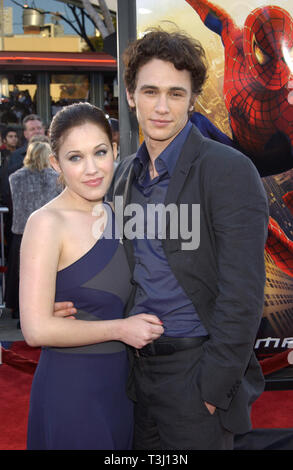LOS ANGELES, Ca. April 29, 2002: Schauspieler James Franco & Schauspielerin Freundin Marla Sokoloff am Los Angeles Premiere seines neuen Films "Spider-Man". © Paul Smith/Featureflash Stockfoto