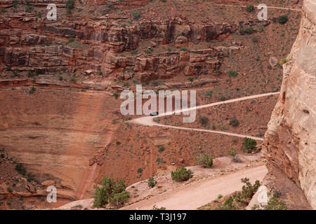 Einen Jeep fahren entlang Shafer Canyon Road, die direkt entlang einer Klippe im Canyonlands National Park, Utah. Stockfoto