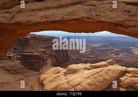 Der Blick durch die Mesa Arch im Canyonlands National Park, Utah. Stockfoto