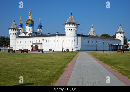 Der Blick auf Fünf-gewölbte St Sophia-Assumption Kathedrale hinter der Sitzecke Innenhof in Tobolsker Kreml. Tobolsk. Gebiet Tjumen. Russland Stockfoto