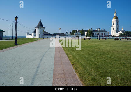 Der Blick auf den Roten Platz mit der Tobolsker Kreml auf dem Hintergrund. Tobolsk. Sibirien. Russland. Stockfoto