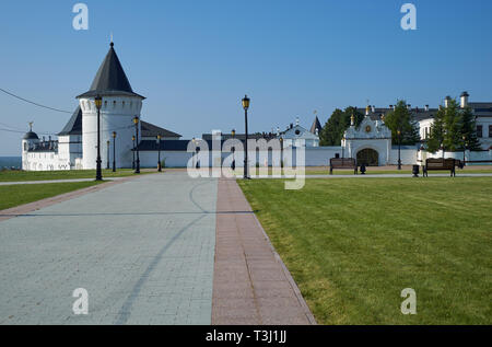 Der Blick auf den Roten Platz mit der Tobolsker Kreml auf dem Hintergrund. Tobolsk. Sibirien. Russland. Stockfoto