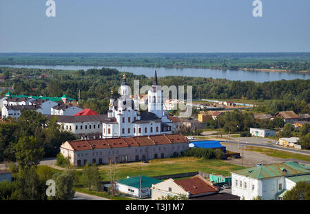 Saint Zachary und Elisabeth Kirche - die schöne Voralpenlandschaft Kirche, ein Denkmal der Sibirischen Barock, am Ufer des Irtysch River. Tobolsk Stockfoto