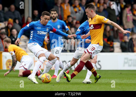 Motherwell's David Turnbull und Förster' James Tavernier Kampf um den Ball während der LADBROKES Scottish Premier League Spiel im Fir Park, Motherwell. Stockfoto