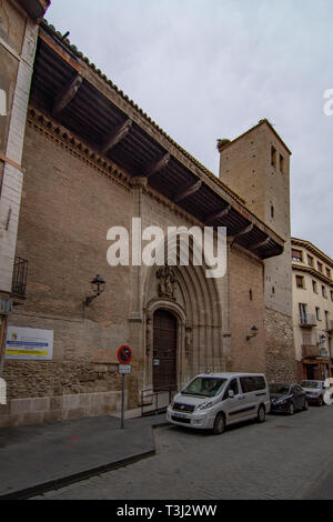 Calatayud, Zaragoza, Spanien; März 2017: Eingang und der Glockenturm der Kirche San Pedro de los Francos im historischen Zentrum der Stadt Calata Stockfoto