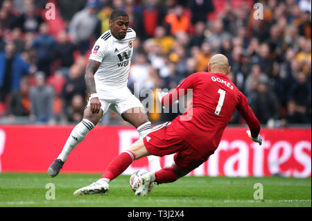 Wolverhampton Wanderers 'Ivan Cavaleiro versucht, runde Watford Torwart Heurelho Gomes Während der FA-Cup zu gehen semi Finale im Wembley Stadion, London. Stockfoto