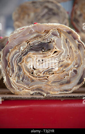 Getrocknet und gesalzen pirarucu, einem gigantischen Amazonas Fluss Fisch, in der Mercado Municipal von Manaus, Brasilien. Stockfoto