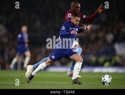 West Ham United Angelo Ogbonna (oben) und Chelsea's Eden Hazard Kampf um den Ball während der Premier League Match an der Stamford Bridge, London. Stockfoto