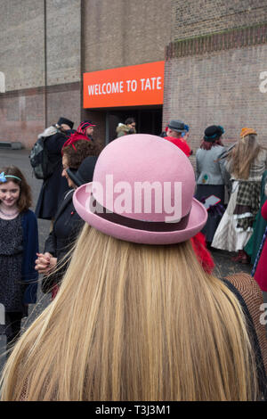 Rückansicht einer blonden Frau mit pinkfarbenem Bowler-Hut als Teil des London hat Walk von der Tate Modern zur Tower Bridge, London, England, Großbritannien Stockfoto
