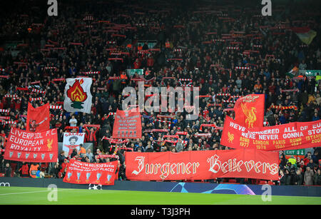 Fans auf den Tribünen vor der UEFA Champions League Viertelfinale, hinspiel Match in Liverpool, Liverpool. Stockfoto