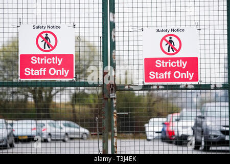 Streng Personal Parken nur auf privaten Büro Parkplatz Zaun Stockfoto