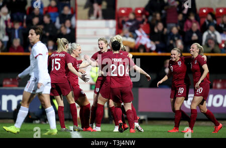 England's Ellen White feiert mit Ihren Teamkollegen nachdem Sie Kerben ihre Seite zu setzen, 2-0, die während der internationalen Freundschaftsspiel auf der Grafschaft Boden, Swindon überprüfen. Stockfoto