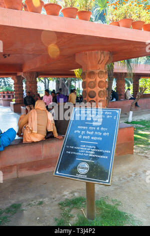 Tribut Plakette in Jallianwala Bagh, einem öffentlichen Garten in Amritsar, Punjab, Indien, zum Gedenken an den Jallianwala Bagh Massakers Schießen von britischen Besatzungstruppen Stockfoto