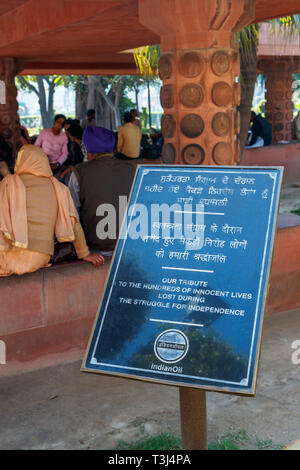 Tribut Plakette in Jallianwala Bagh, einem öffentlichen Garten in Amritsar, Punjab, Indien, zum Gedenken an den Jallianwala Bagh Massakers Schießen von britischen Besatzungstruppen Stockfoto