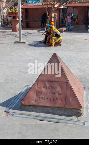 Marker, wo Schüsse abgefeuert wurden, Jallianwala Bagh, einem öffentlichen Garten in Amritsar, Punjab, Indien, zum Gedenken an den Britische Jallianwala Bagh Massakers und Schießen Stockfoto