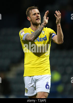 Leeds United ist Liam Cooper feiert nach dem letzten während der Sky Bet Meisterschaft Spiel im Deepdale, Preston Pfeifen. Stockfoto