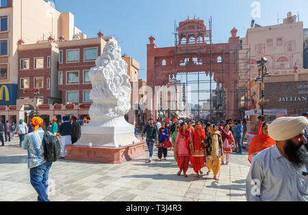 Skulptur außerhalb des Jallianwala Bagh, einem öffentlichen Garten in Amritsar, Punjab, Indien, das Gedenken an die Märtyrer des 1919 Jallianwala Bagh Massakers Stockfoto