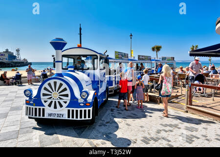 Ein Land Zug nimmt Menschen für Fahrten entlang der Strandpromenade in Bournemouth, Dorset, England, Großbritannien Stockfoto