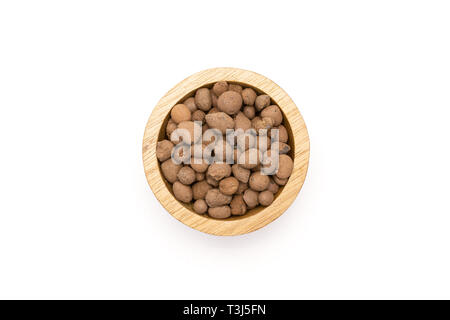 Menge ganze braune Ton Steine (leca) mit Houten flatlay auf weißem Hintergrund Stockfoto