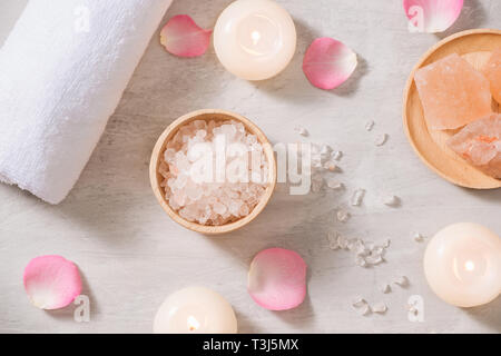 Spa Einstellungen mit Rosen. Spa Thema mit Kerzen und Blumen auf dem Tisch. Stockfoto