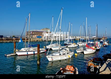 Segelboote im Hafen von Weymouth, Dorset, England, UK günstig Stockfoto