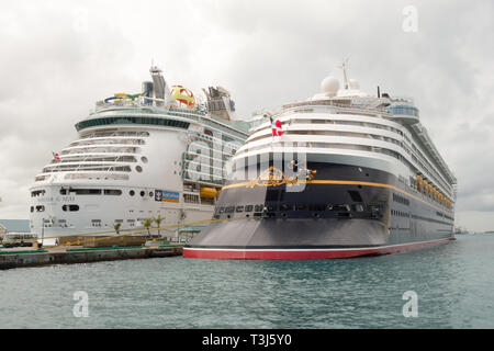 Disney Cruise Wunder wird neben Royal Caribbean International Seemann der Meere an Nassaus Hafen angedockt. Stockfoto