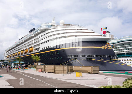 Disney Cruise wird auf dem Terminal im Hafen von Nassau in Bahamas angedockt. Stockfoto