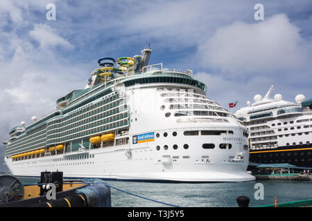 Mariner of the Seas von Royal Caribbean International besessen wird auf dem Terminal im Hafen von Nassau in Bahamas angedockt. Stockfoto