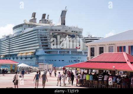 Oasis of the Seas von Royal Caribbean International wird auf Sint Maarten Cruise Port Terminal in Bahamas angedockt. Stockfoto