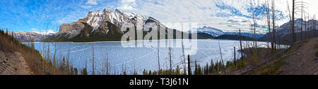 Frozen Schnee Bedeckt Lake Minnewanka Weite Panoramalandschaft Rocky Mountain Peaks Skyline Springtime Wandern Banff National Park Canadian Rockies Stockfoto