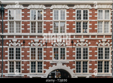 Typisch Holland stilvolle Hausfassade mit roten Ziegeln Stockfoto