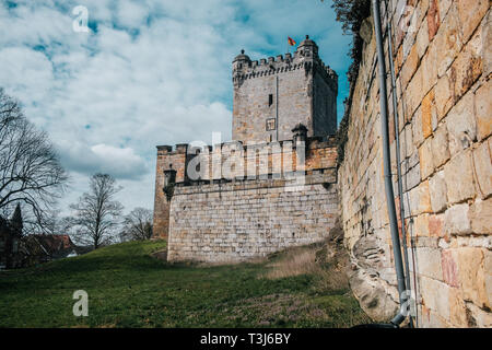 Batterieturm Tower in der befestigten Mauer der Burg Bentheim, Deutschland, Niedersachsen Stockfoto