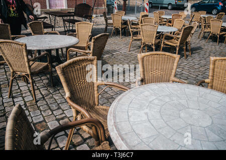 Blick auf leere Outdoor Cafe in Bad Bentheim, Deutschland, mit gemütlichen Dekorationen Stockfoto