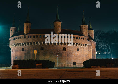 Kraków Barbican. Alte historische Festung in Polen. Tor zur Stadt, Nacht Dämmerung geschossen Stockfoto