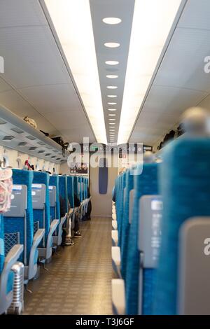 Im Shinkansen (Hochgeschwindigkeitszug) von Osaka nach Tokio, Japan. Stockfoto