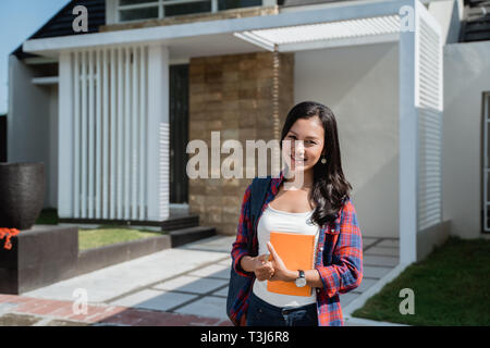 Weibliche asiatische Studenten vor ihrem Haus Stockfoto