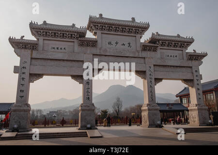 Dengfeng, Henan/China - Januar 20, 2019: Der Haupteingang des Shaolin Tempels. Vor der Shaolin. Shaolin Tempel am Songshan Berg. Stockfoto
