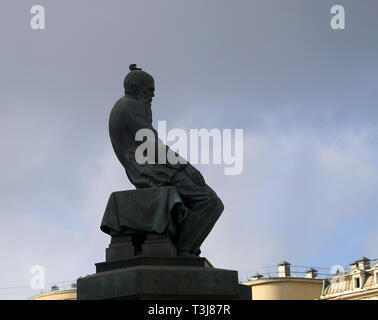 Makro Foto einer Sehenswürdigkeit, eine Statue von Dostojewski in Moskau im Frühjahr Stockfoto