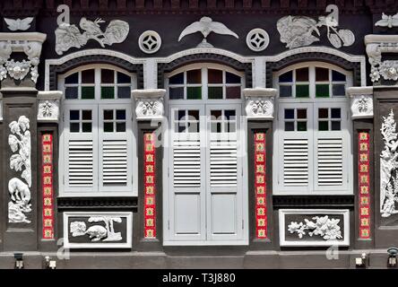 Vintage Singapur Peranakan shop Haus außen mit antiken weißen Fensterläden aus Holz und kunstvoll verzierten Säulen im historischen Little India, Singapur Stockfoto