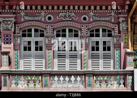 Singapur Peranakan oder Straits Chinesischen shop Haus außen mit antiken weißen Fensterläden aus Holz und kunstvoll verzierten Säulen in der historischen Altstadt Stockfoto