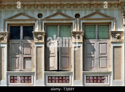 Straße Chinesisch oder Peranakan Singapur shop Haus mit antiken Windows, braunen Fensterläden aus Holz und kunstvoll verzierten Säulen im historischen Joo Chiat, Singapur Stockfoto