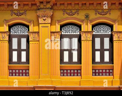 Traditionelle Straße Chinesisch oder Peranakan Vintage Shop Haus mit antiken Fensterläden aus Holz und orange Fassade in Little India, Singapur Stockfoto