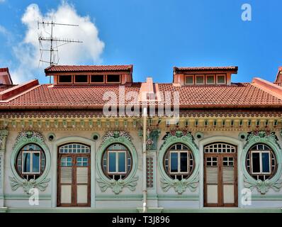 Vorderansicht des traditionellen Peranakan oder Straits Chinesisch Singapur shop Haus außen mit einzigartigen ovalen Fenster in historischen Little India Stockfoto