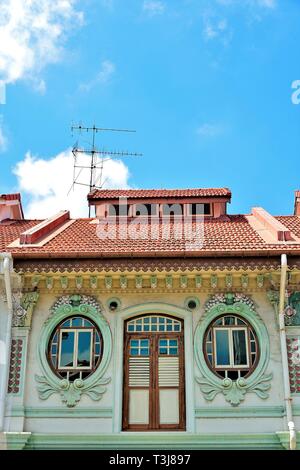 Vorderansicht des traditionellen Peranakan oder Straits Chinesisch Singapur shop Haus außen mit einzigartigen ovalen Fenster in historischen Little India Stockfoto