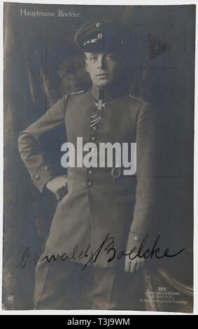 Oberleutnant Max Immelmann (1890-1916), eine Tinte Unterzeichnung durch Boelcke Sanke portrait Postkarte Nr. 363 mit vollständigem Namen Inschrift 'Oswald Boelcke'. Unmailed. Seltene Autogramm von Boelcke, neben der erfolgreichste Jagdflieger der frühen Kriegsjahre zu Immelmann. Bis zu seinem Tod am 28. Oktober 1916 erzielte er insgesamt 40 Luft Siege. Boelcke auch Immelmann auf der Fokker ausgebildet, wenn auch während eines einzelnen Fluges. Nur zwei Tage später, am 1. August 1915, Immelmann gewann seinen ersten Sieg mit dem zweiten Fokker der Einheit - eine nahezu incre, Additional-Rights - Clearance-Info - Not-Available Stockfoto