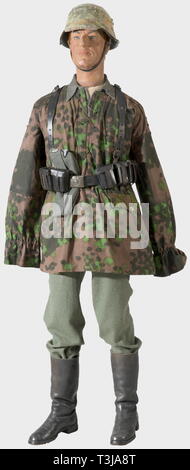 Eine reversible Camouflage smock, für die Waffen-SS auf beiden Seiten mit Nr. gedruckt 6 Platane Tarnung für den Einsatz im Frühjahr und Herbst, mit schwarzen Faden, vernickelt Knöpfe angenäht. Version für 1942 mit geraden Gesäßtaschen, teilweise in Eiche leck Tarnung, Schlaufen zur Tarnung Materialien, fünf Maschine-genähte Paar Löcher für die Brust Schnüre, mit den ursprünglichen Zugschnur. Ungetragen. Farben frisch. Vgl. Beaver", Camouflage Uniformen der Waffen-SS". Auch eine original Wehrmacht Shirt und einen schwarzen Ledergürtel mit Patrone Container und Y-Trägern. Zusammen mit einigen anderen Elemente für, Editorial-Use - Nur Stockfoto