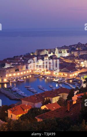 Alten Hafen und dem historischen Zentrum bei Dämmerung, Dubrovnik, Dalmatien, Kroatien Stockfoto