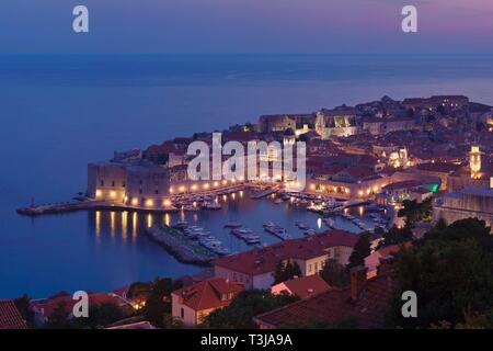 Alten Hafen und dem historischen Zentrum bei Dämmerung, Dubrovnik, Dalmatien, Kroatien Stockfoto