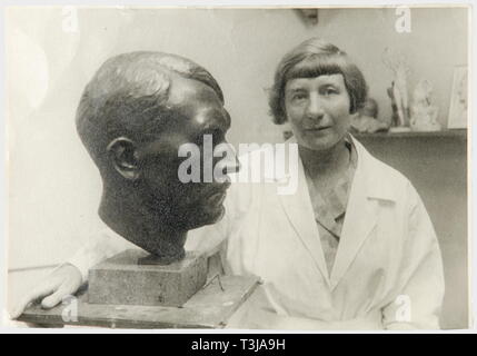 Rudolf Heß - eine bronzene Kopf von Adolf Hitler, ein Geschenk des Künstlers Hedwig Maria Ley, 1933 ein gut modellierte übergroßen Kopf mit der Signatur des Künstlers", S.M. Ley' auf den Nacken und die Unterschrift des Zaubernden WMF Geislingen-Stg." auf dem Sockel. Auf einer grünen, stellte Marmorsockel. Gesamthöhe 58 cm. In einem alten Holz- Tragetasche gerichtet auf "Reichsminister Hess" in München, dat. 18.4.1941. Aus dem Nachlass von Rudolf Heß. Nur zusammen mit einem großen Foto zeigt die Künstlerin mit dieser Büste und handschriftliche Widmung 'Der lieben Frau Heß in steter Ergebenheit, Düsseldorf, 10.10.33 - Hedwig Mar, Editorial-Use - Stockfoto